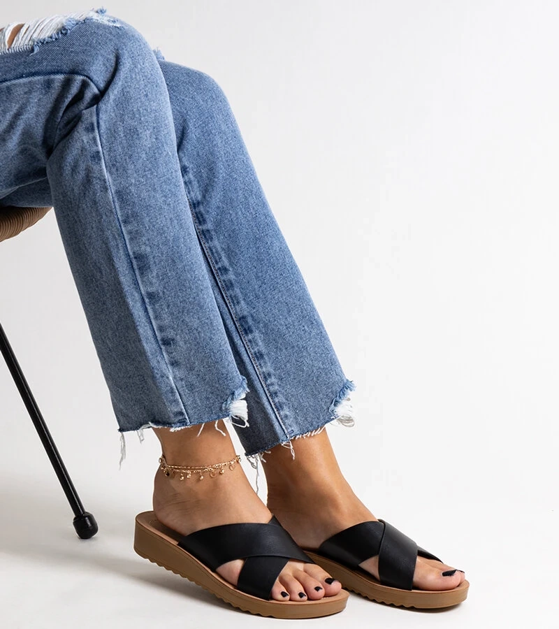 Čierne sandále na platforme z eko kože Burtuka