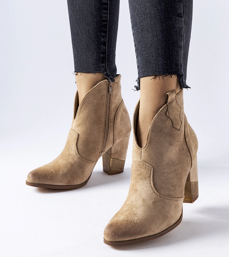 Beige vyrezávané zateplené kovbojky Brunilde