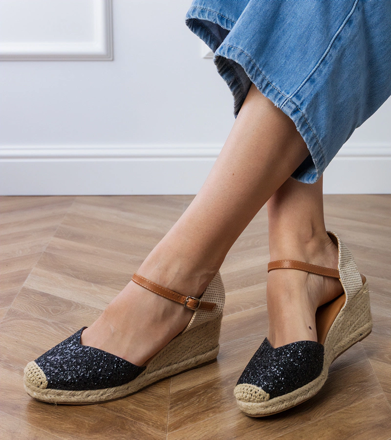 Čierne trblietavé sandále na platforme Saluni