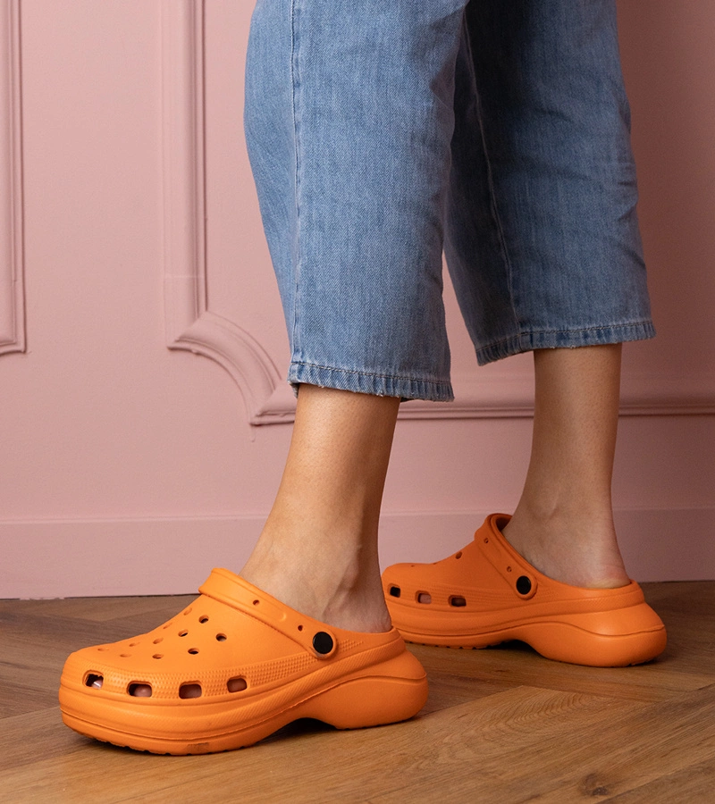 Oranžové uzavreté šľapky na platforme Kameris