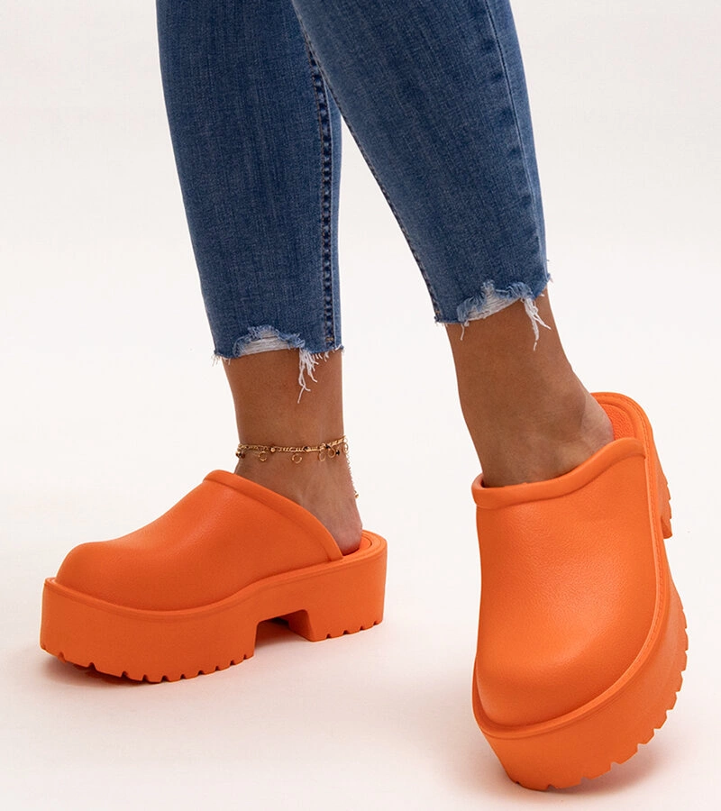 Oranžové šľapky na masívnej podrážke Hussa