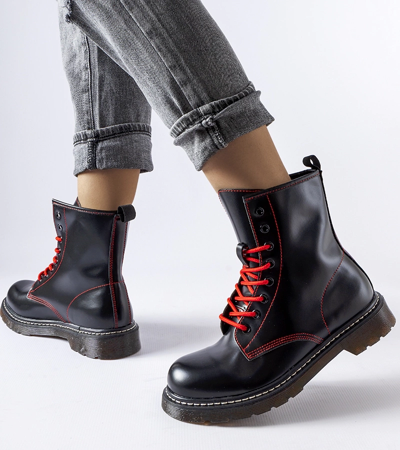 Čierne trapery zdobené červenou niťou Rocco