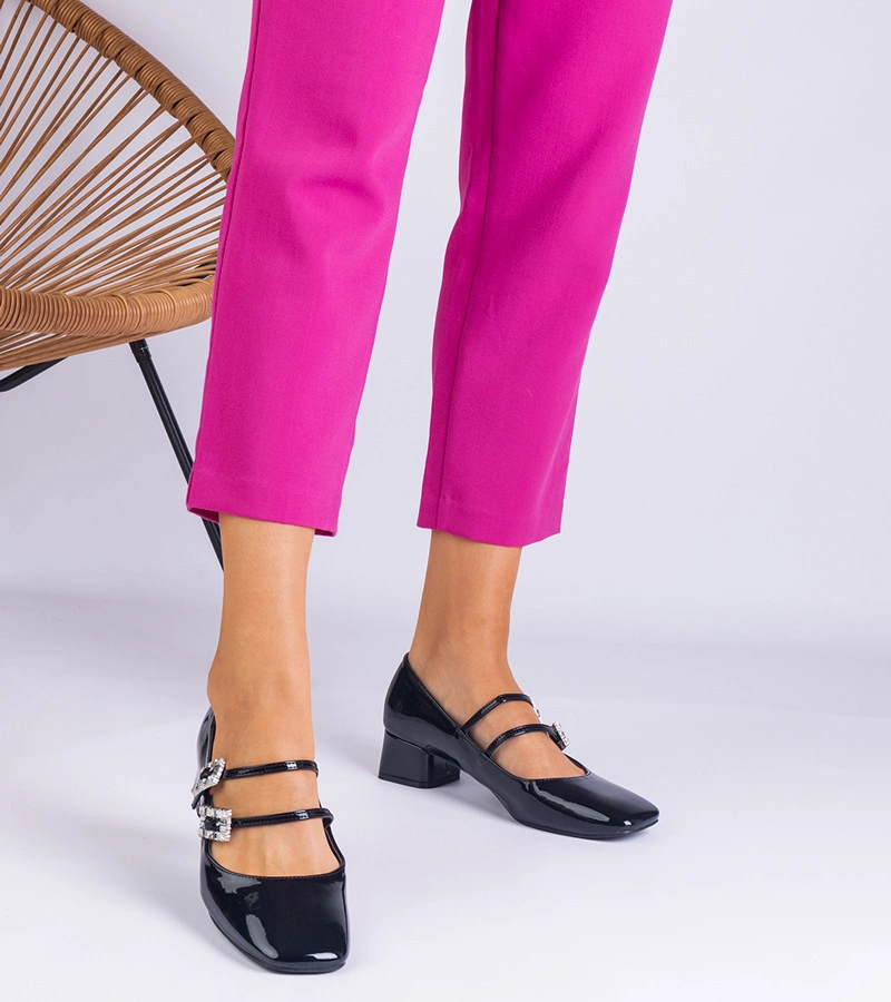 Čierne lakované lodičky s prackou s kryštálikmi Viansol