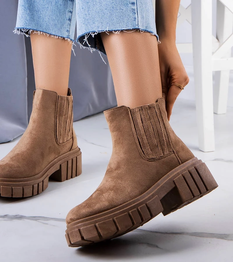 Hnedá izolovaná botki Leiva