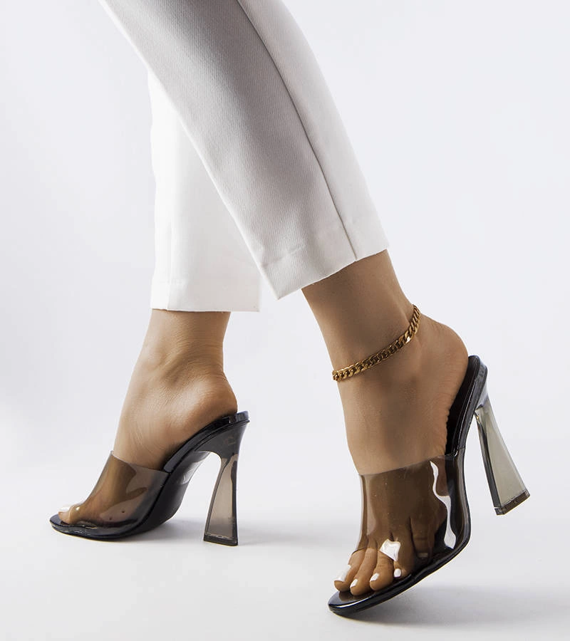 Čierne priehľadné žabky na príspevku od Clichyho