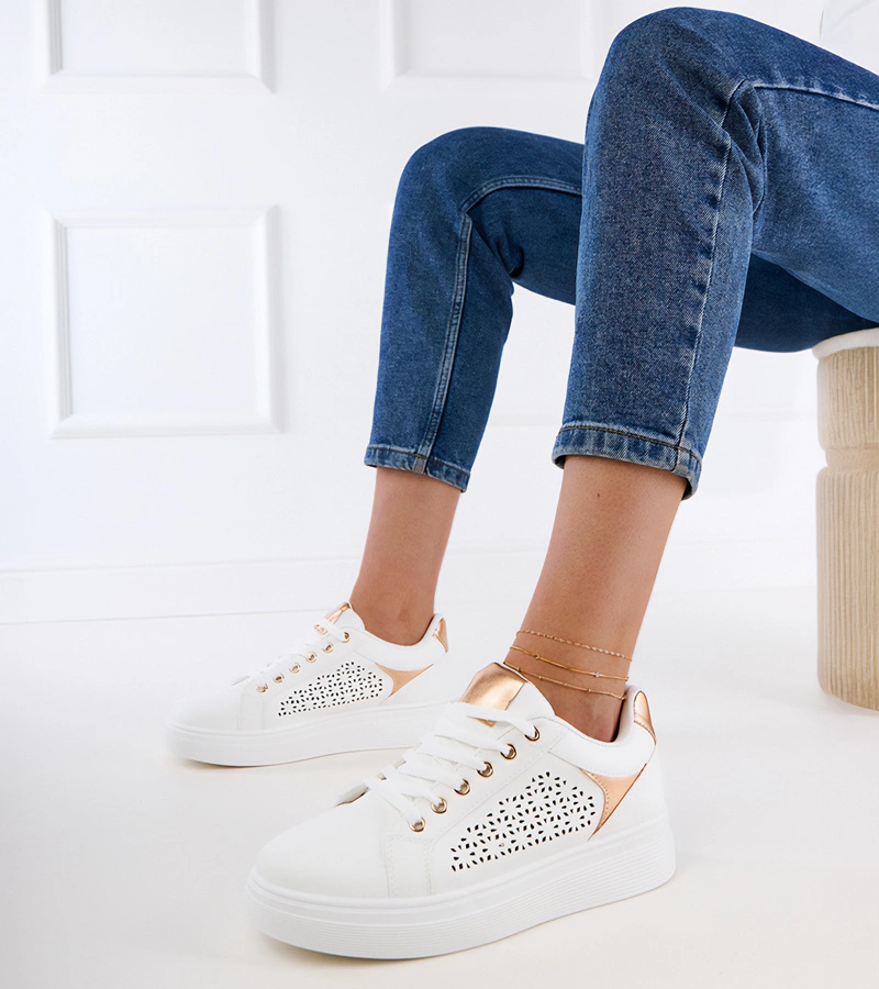 Biele tenisky so zlatými vložkami na platforme Remmi