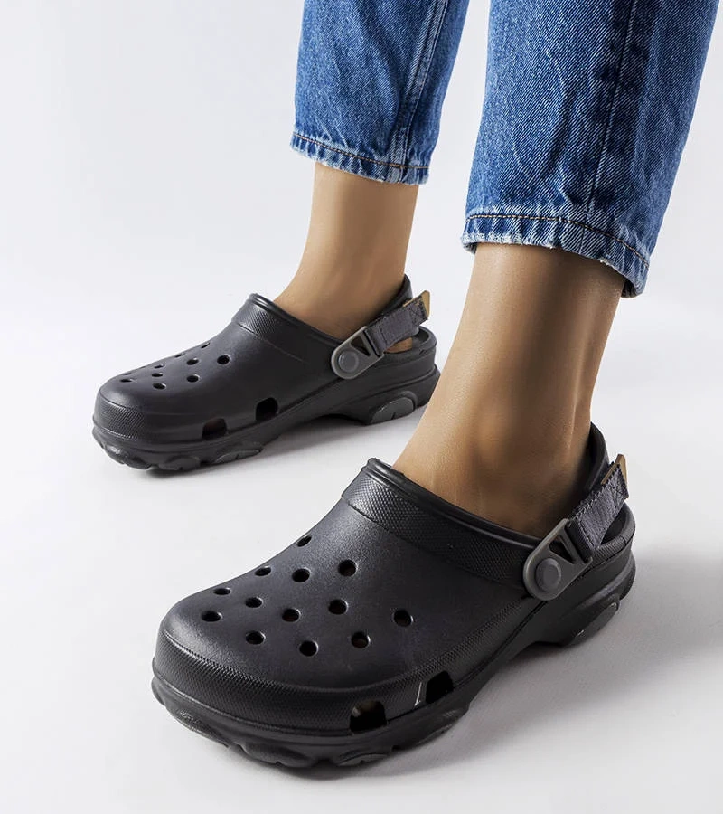 Čierne perforované žabky Crocs