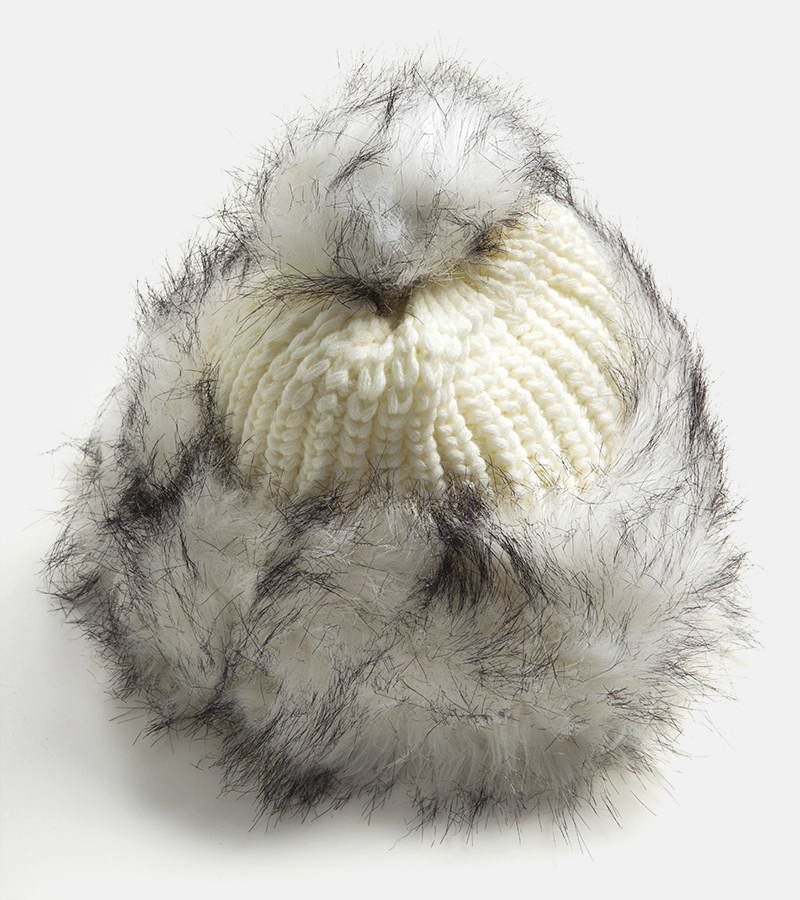 Biela čiapka s bambulou Leola