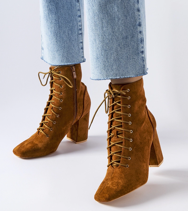 Hnedé šnurovacie čižmy na podpätku od Drouins