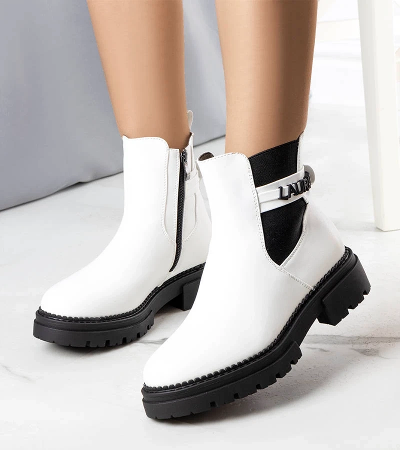 Biela botki izolovaná Sanso