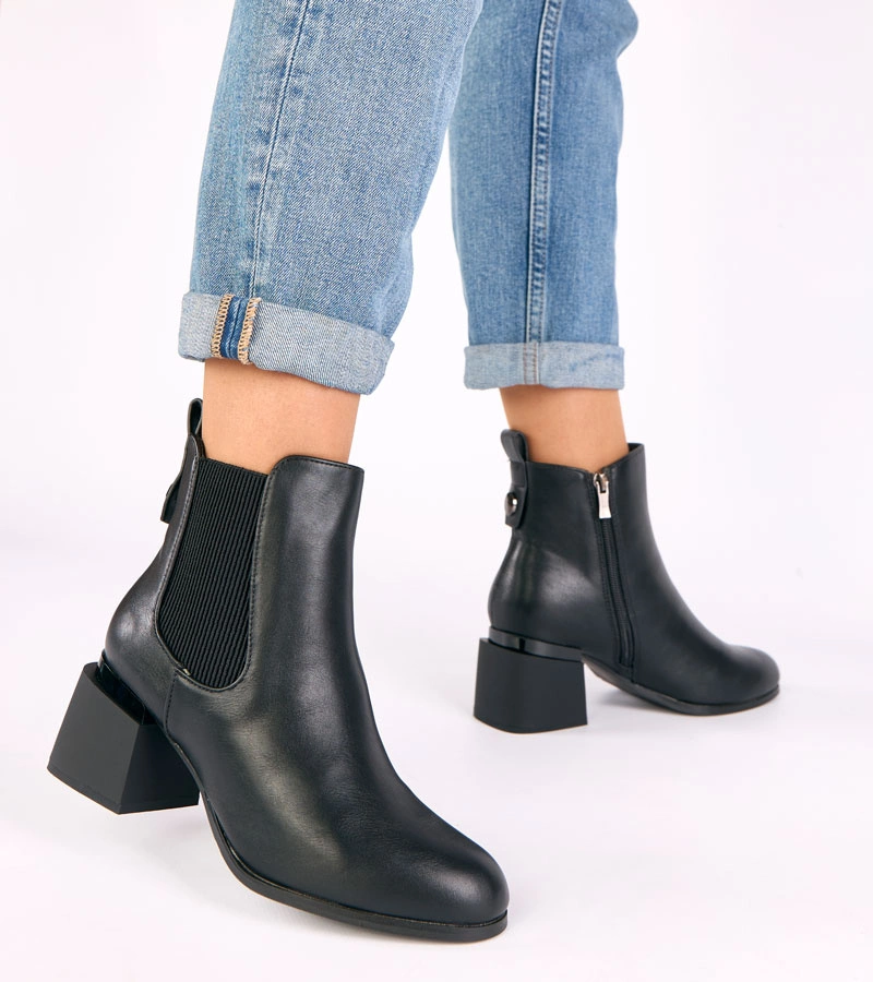 Čierne členkové čižmy na podpätku s elastickou vsadkou Taina