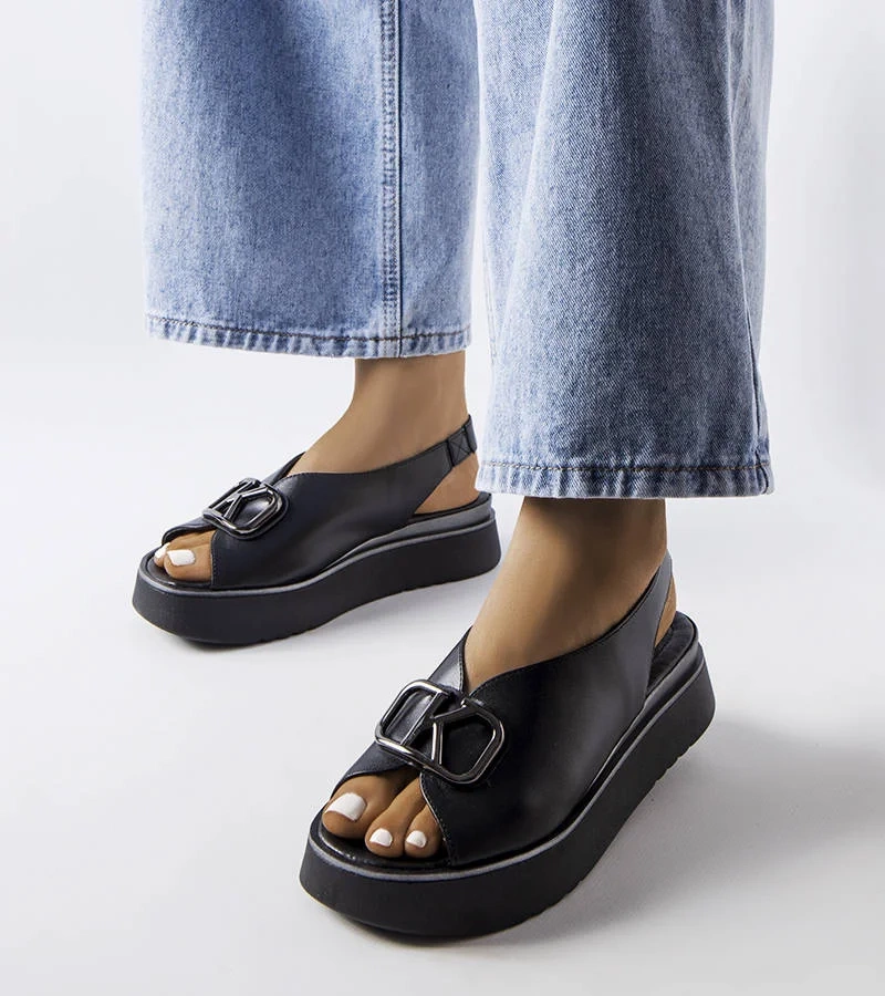 Čierne sandále na platforme so zdobením KARINO