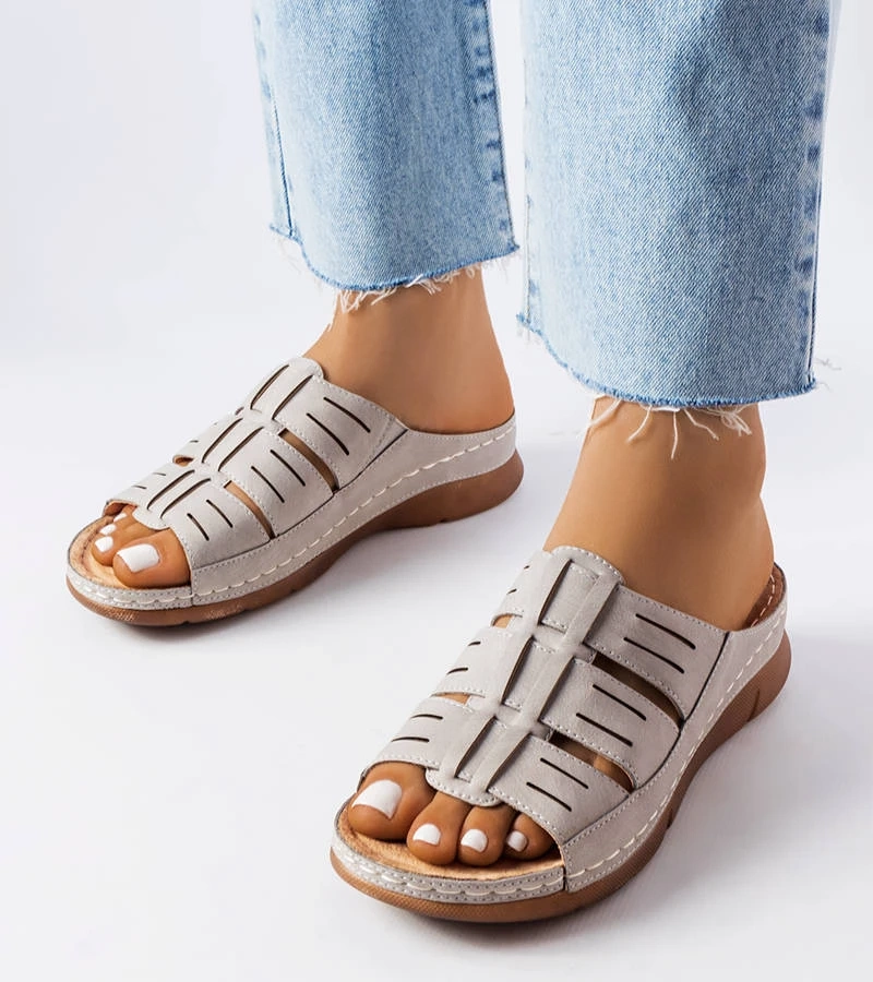 Šedé žabky na podpätkoch