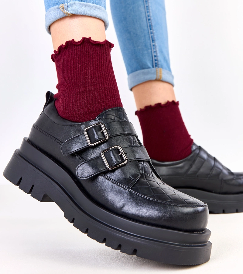 Čierne poltopánky na masívnej podrážke zdobené prackami Juke