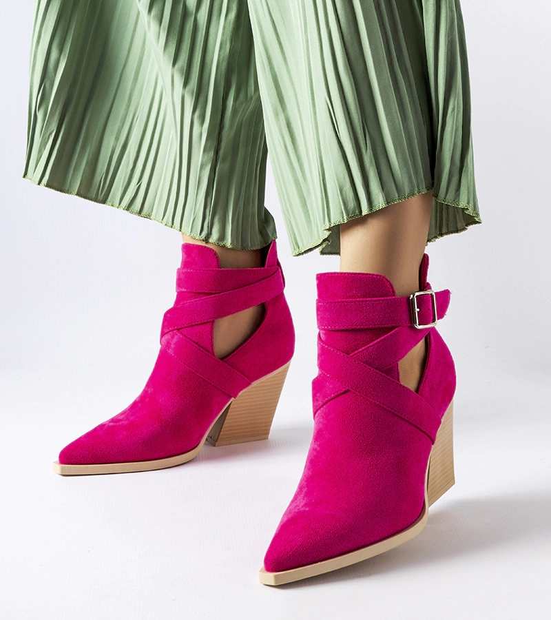 Ružové kovbojské čižmy zdobené výrezmi od Duclos