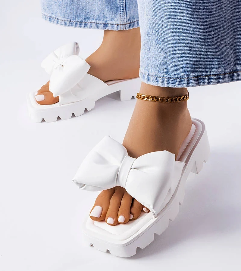 Biele žabky na traktorovej podrážke od značky Bossé