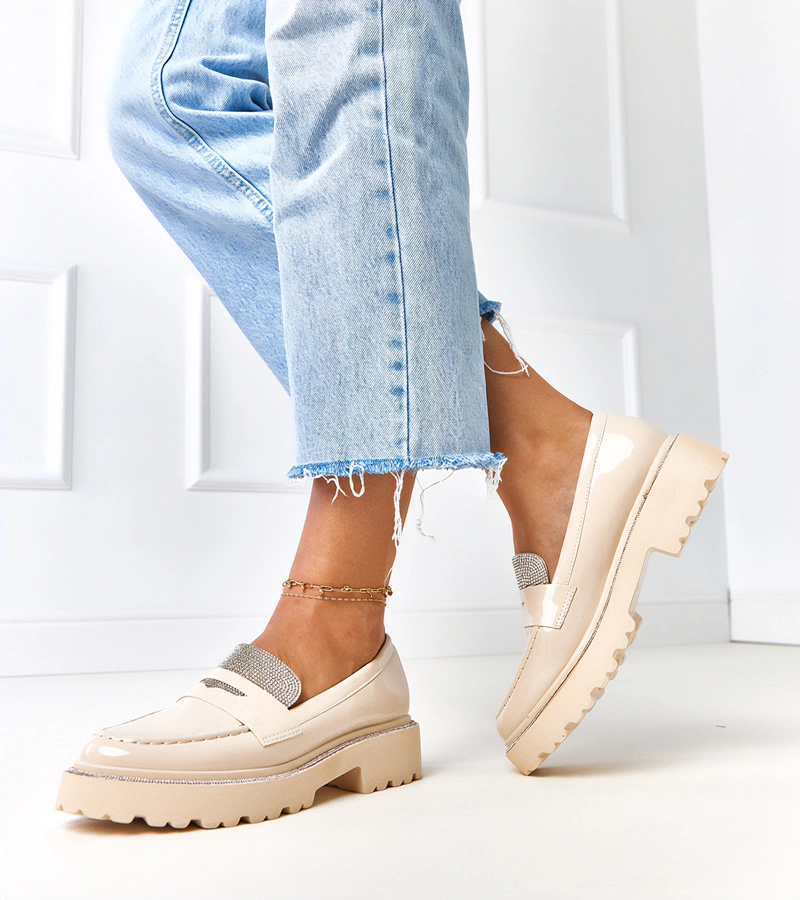 Béžové lakované mokasíny zdobené kryštálmi Laures