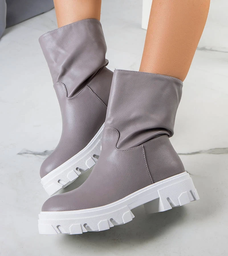 Sivá botki izolovaná Nasidi