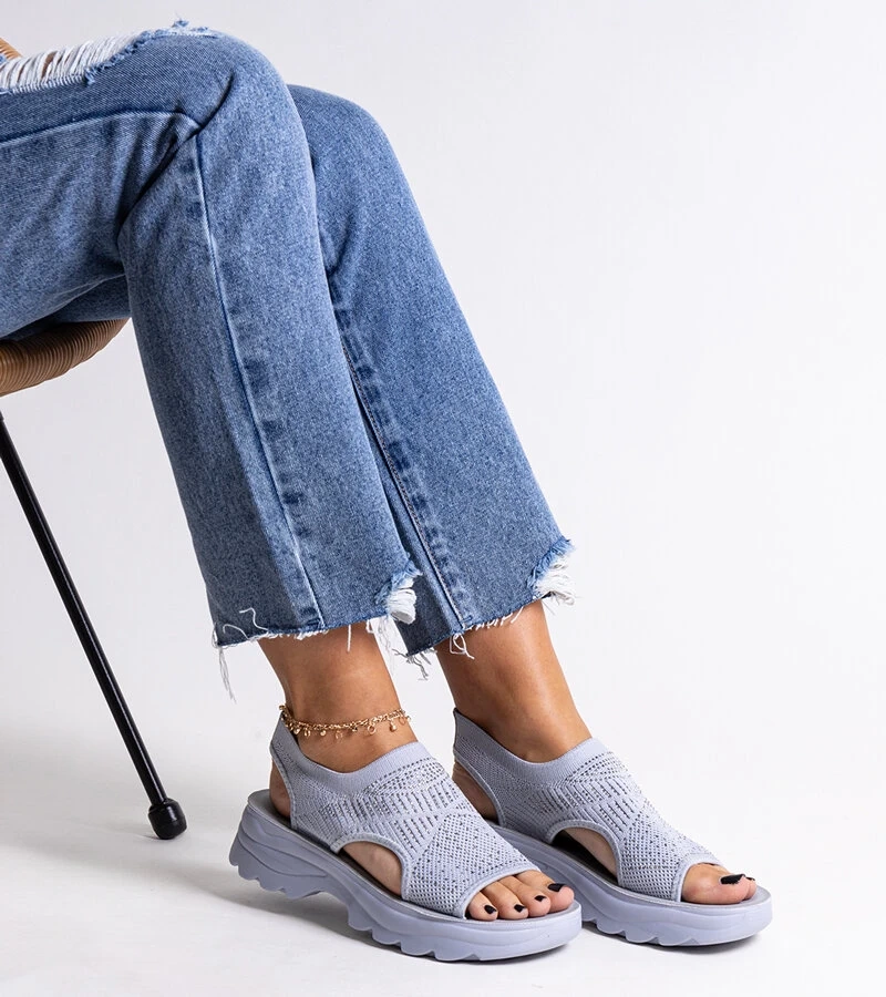 Šedé textilné sandále na platforme so zirkónmi Delmare