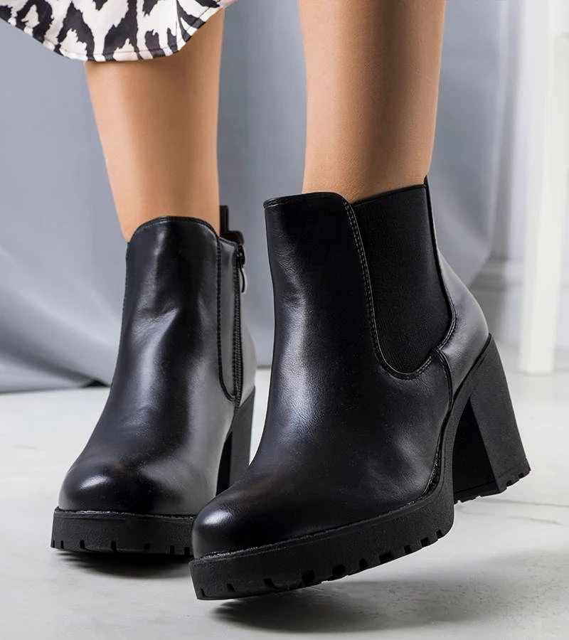 Čierny izolovaný botki Cattan