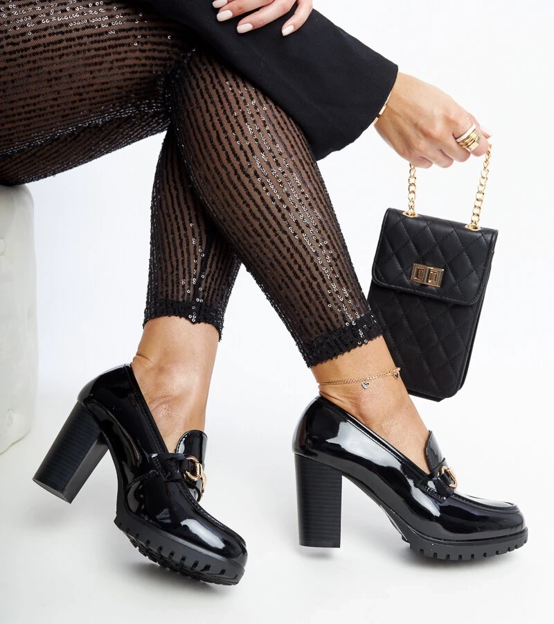 Čierne lakované poltopánky na podpätku od Giacoma