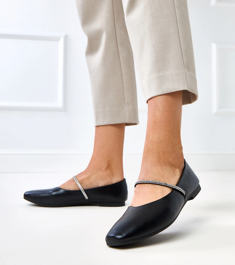 Čierne balerínky s ozdobným remienkom Sikla