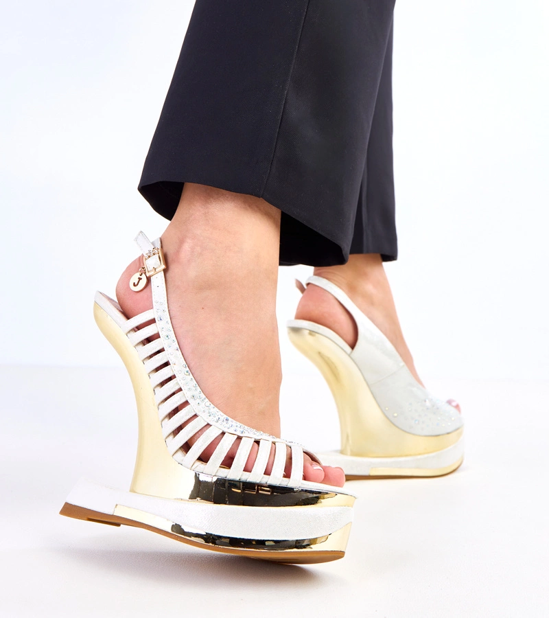 Biele sandále s kamienkami na futuristickom opätku Kenni