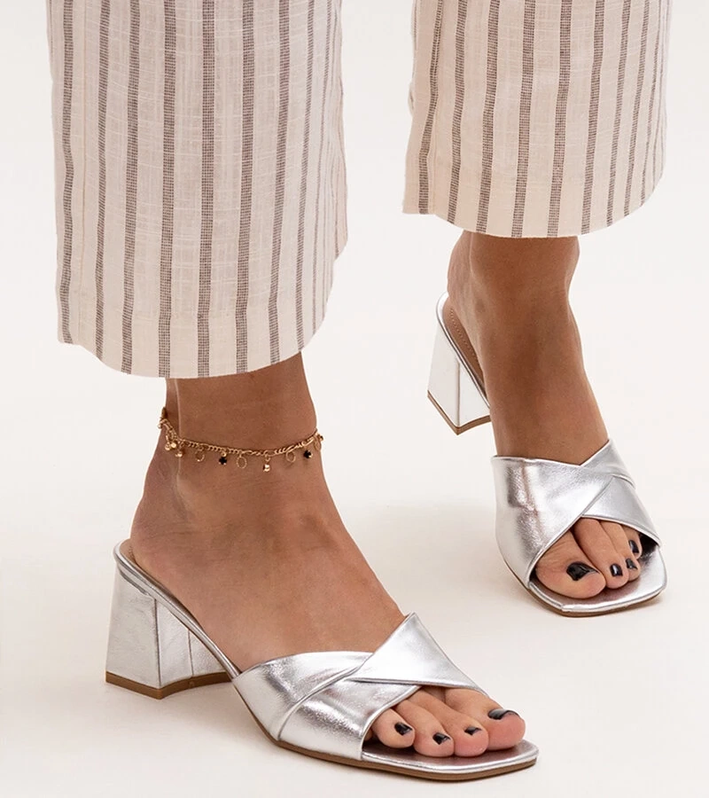 Strieborné sandále na podpätku Fanan