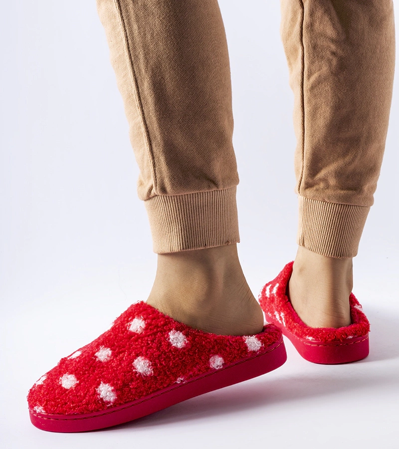 Červené teplé papuče s bielymi bodkami Laino