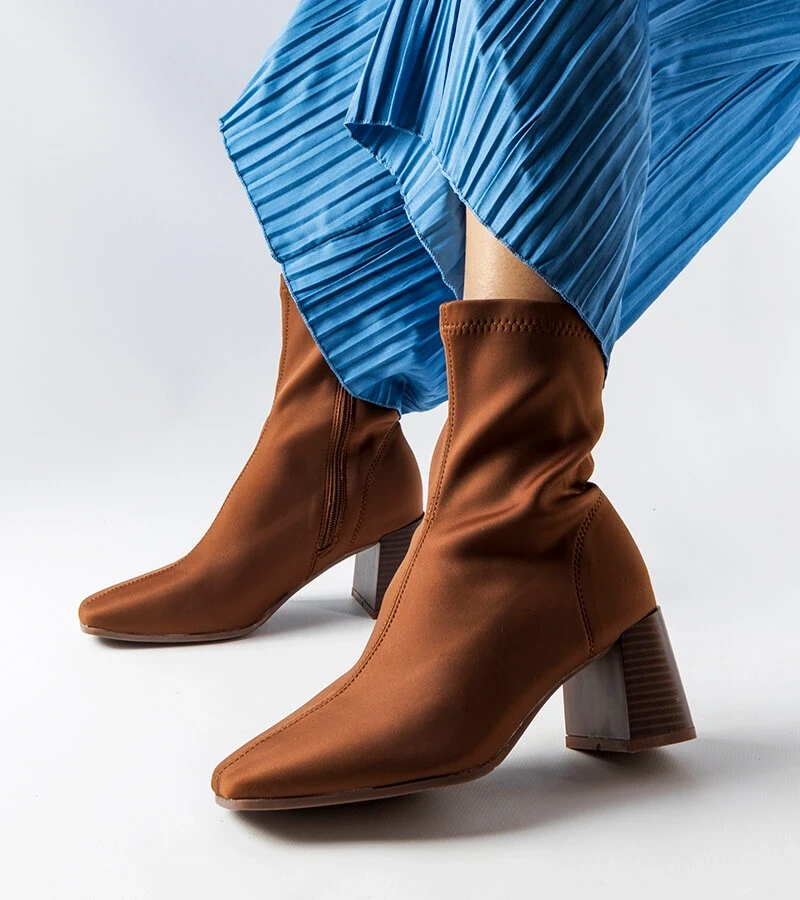 Hnedé saténové čižmy na podpätku od spoločnosti Laforgen