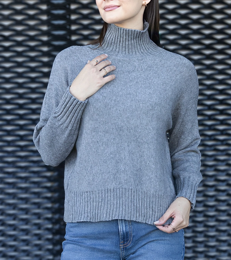 Szedý golf vo voľnom strihu Lukana.