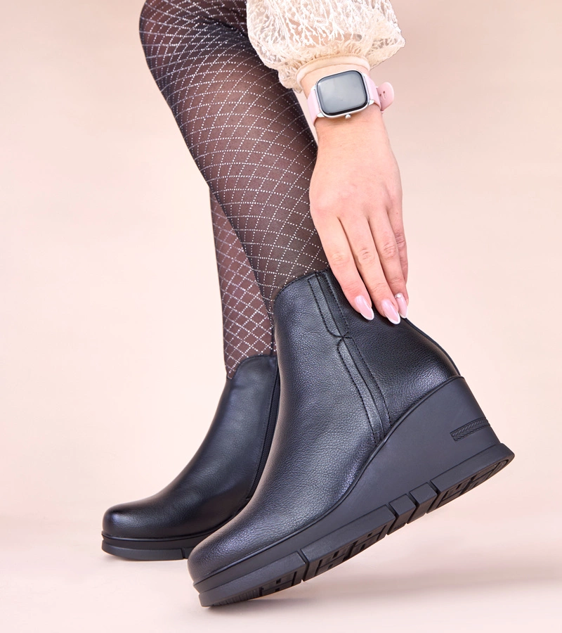 Čierne členkové topánky na podpätku Adala