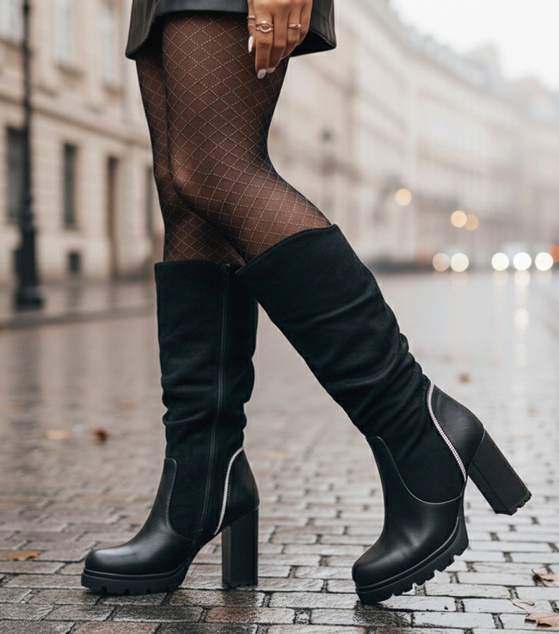 Čierne čižmy na podpätku zdobené kamienkami Simreta