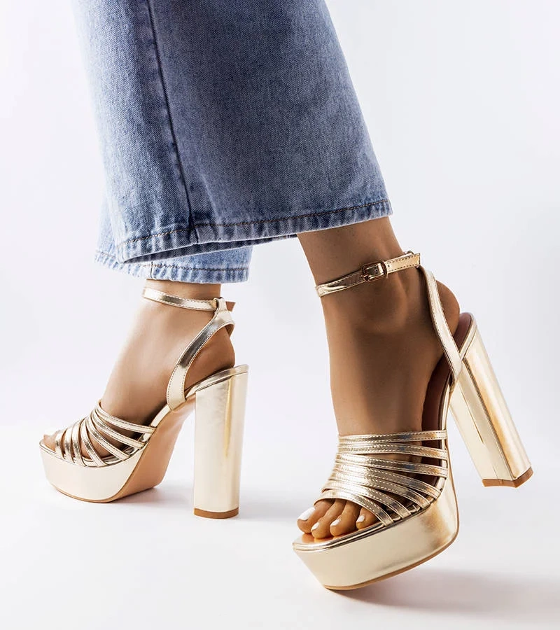 Masívne zlaté sandále Ariande na podpätku