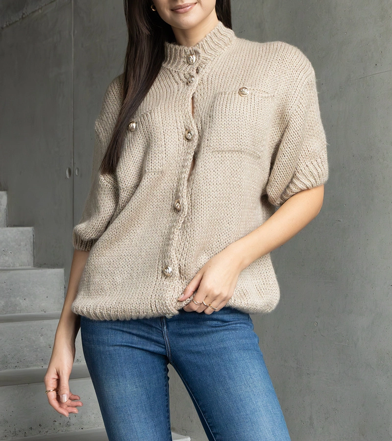 Dámsky sveter tmavobéžový s krátkym rukávom ozdobné gombíky Shela