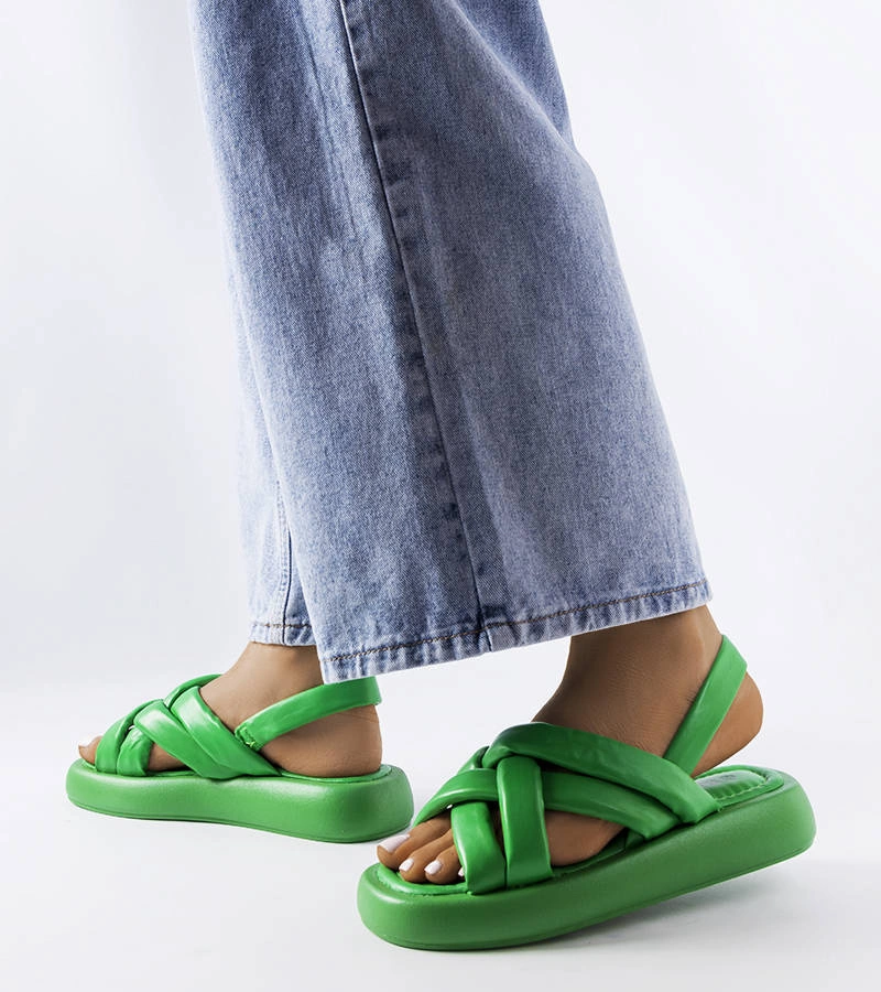 Žabky Primeau na zelenej platforme