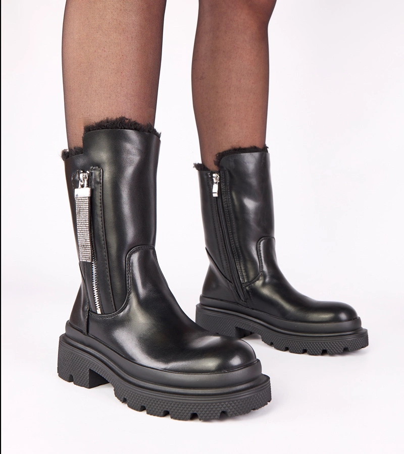 Čierne členkové topánky na platforme s ozdobným zipsom s kryštálikmi Asta