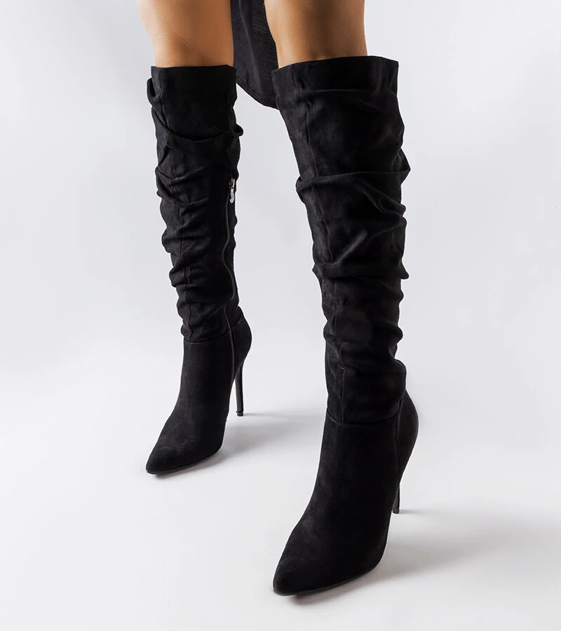 Čierne pokrčené čižmy na podpätku Deli