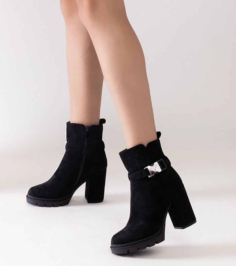 Cierne čižmy na podpätku zdobené prackou Torhia.