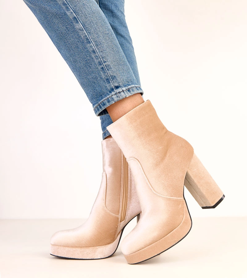 Béžové členkové čižmy na podpätku s leskom Asanda