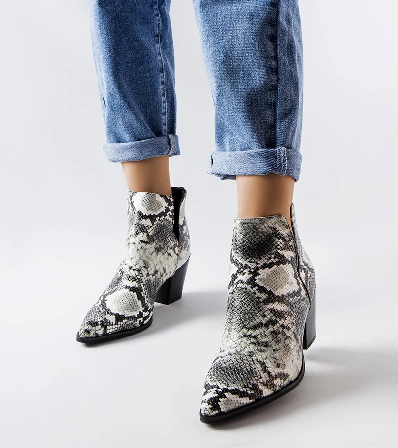 Biele krátke kovbojské topánky s imitáciou hadej kože Iga