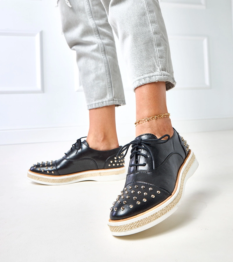 Dámske čierne poltopánky s cvokmi Kamira