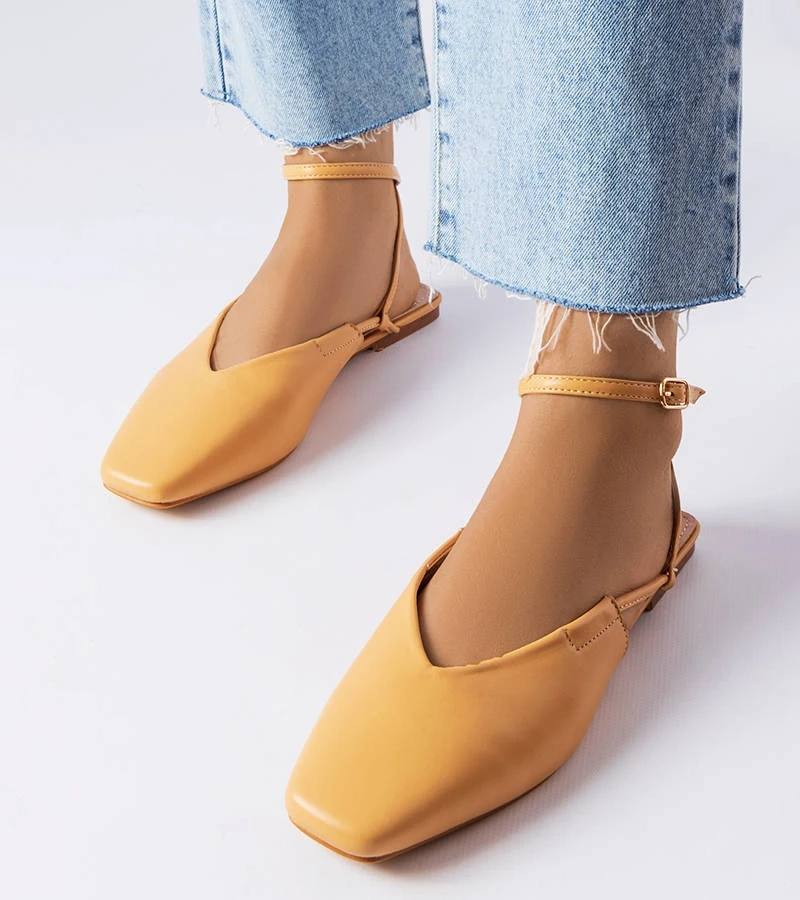 Béžové sandále s pokrytou špičkou Jehovah