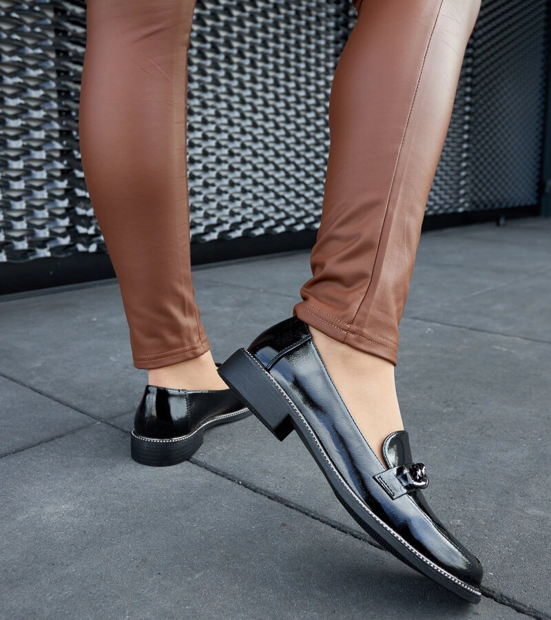 Čierne lakovane mokasíny s klipom Calabria