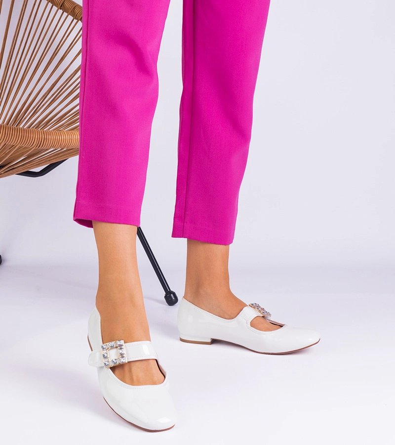 Lakované biele balerínky zdobené sponou Furseda
