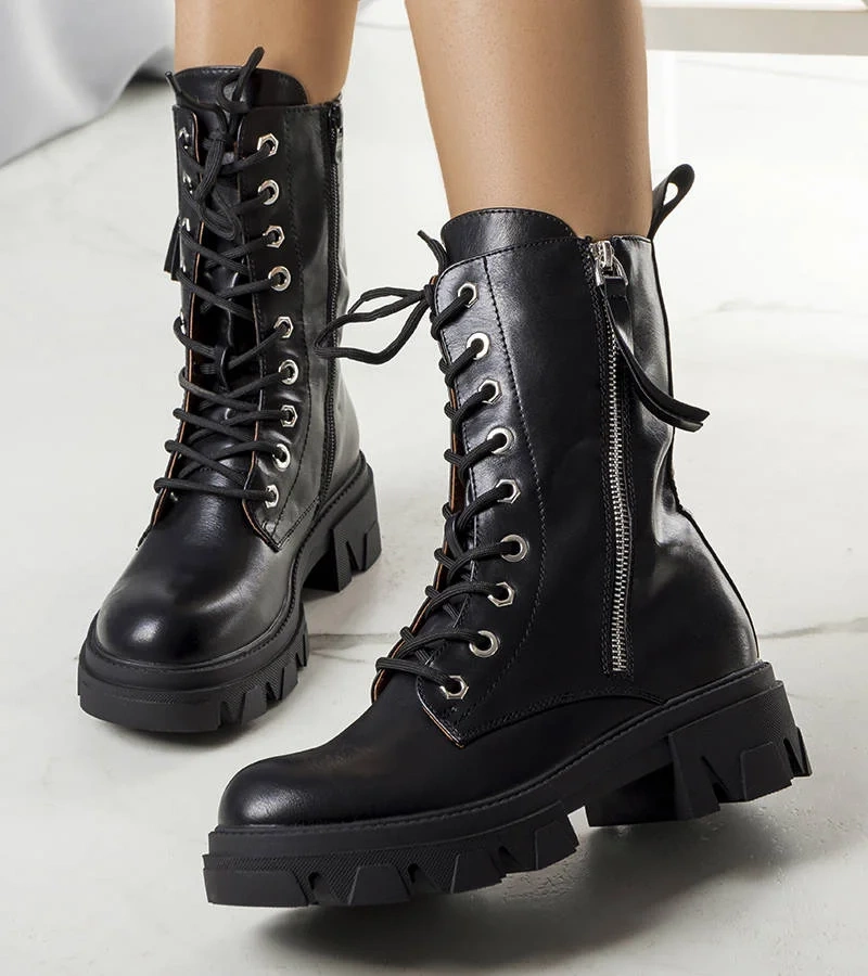 Čierna izolovaná botki Artamo