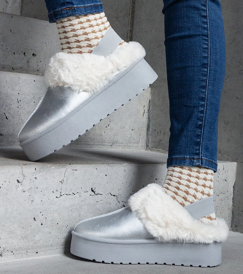 Strieborné papuče na platforme zdobené kožušinou s gumou pri päte Asza
