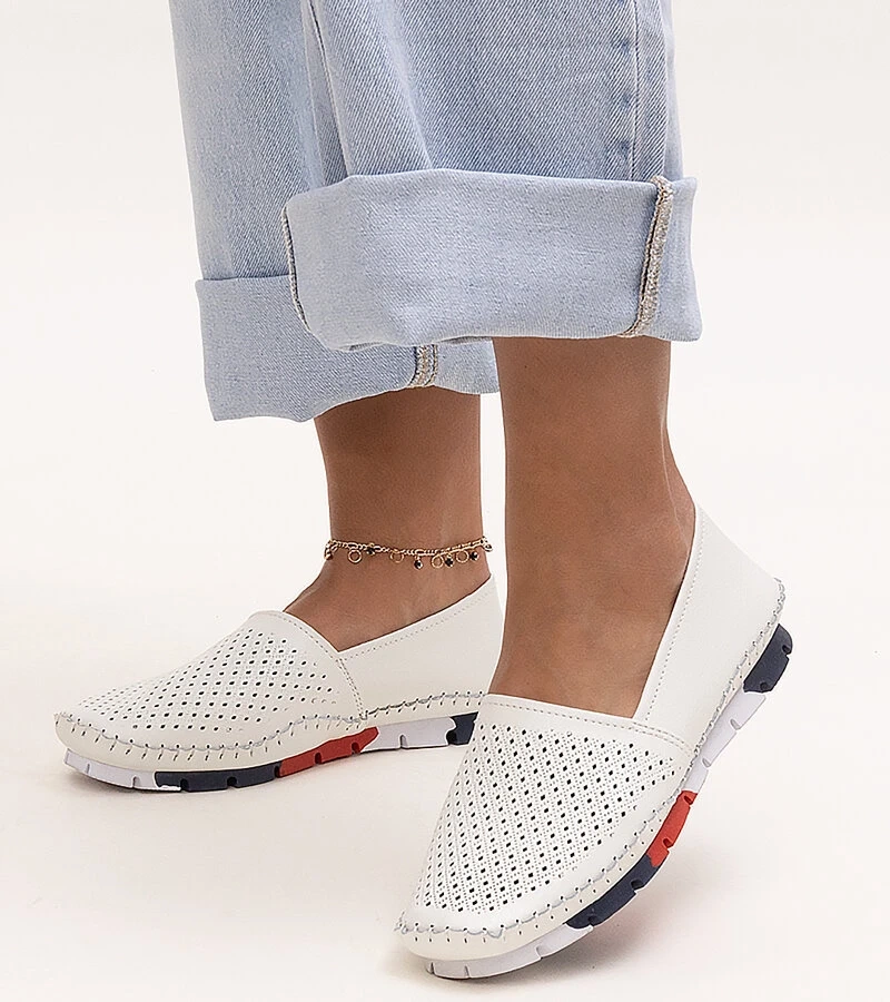 Biela dierovaná kožená poltopánky Wendela