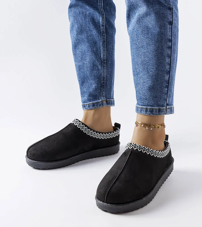 Čierne zateplené papuče zdobené výšivkou Dudi