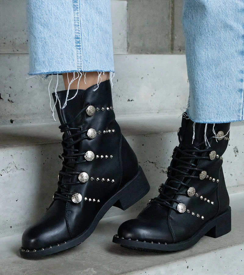 Čierne šnurovacie členkové topánky zdobené cvokmi Elea